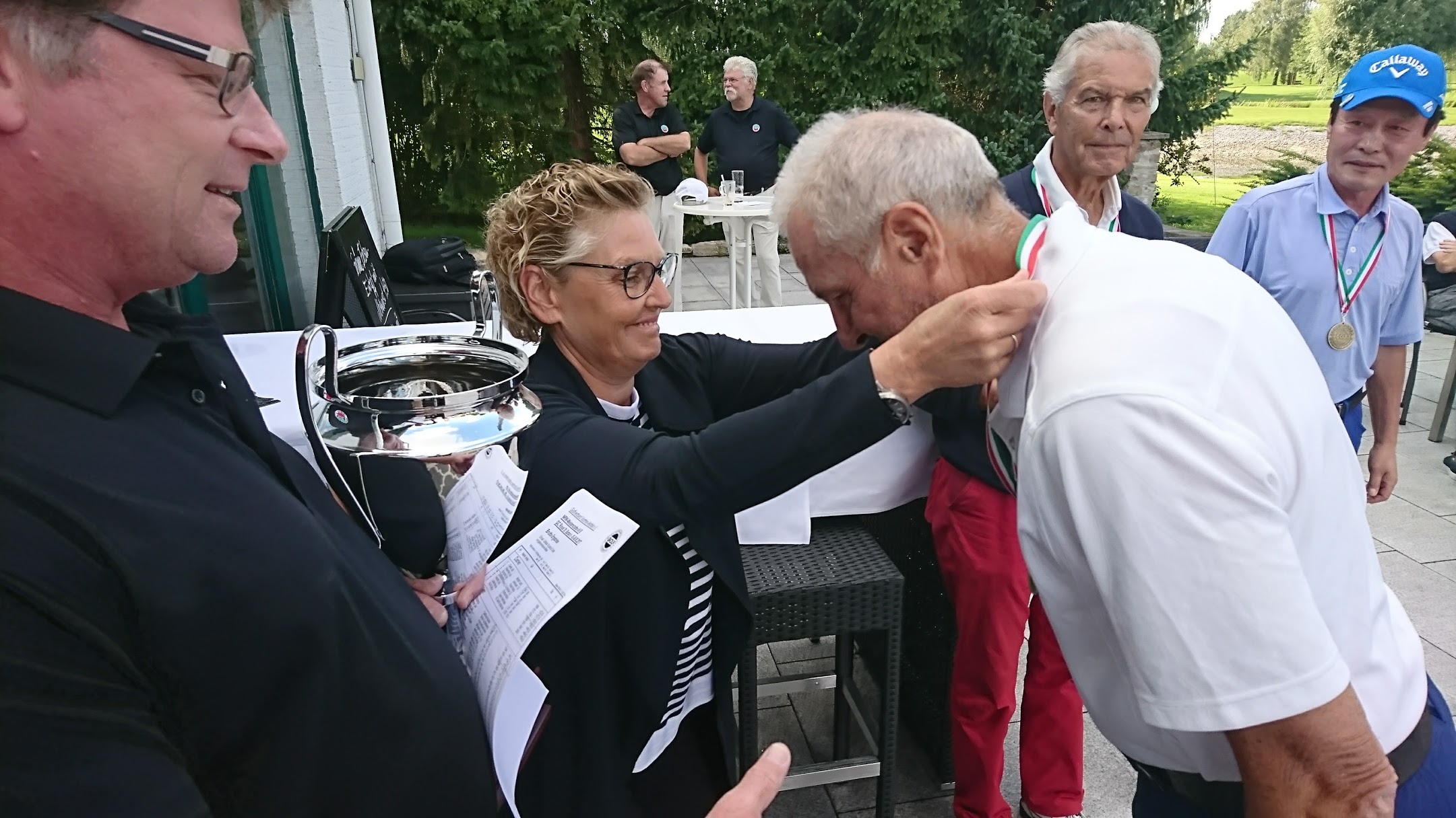 Club Capatin Susanne Köpke ehrt den Sieger der Herren Wertung