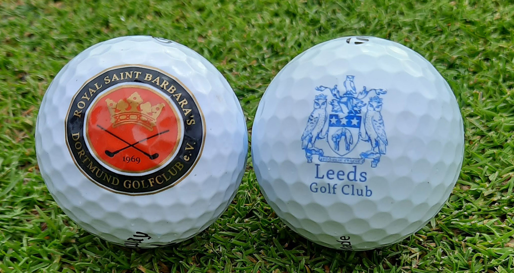 Zwei Golfbälle jeweils mit Logo von Royal Dortmund GC und Leeds GC