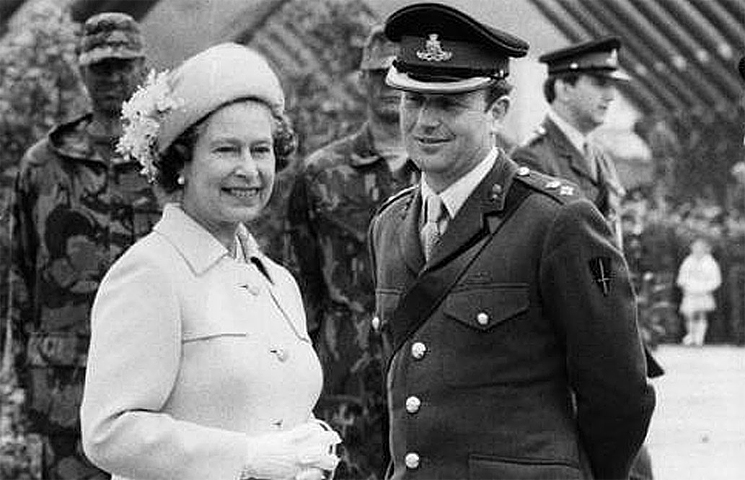 Queen Elisabeth II mit Major General Bill Cornock (damals auch Präsident des Royal Artillery Dortmund GC)