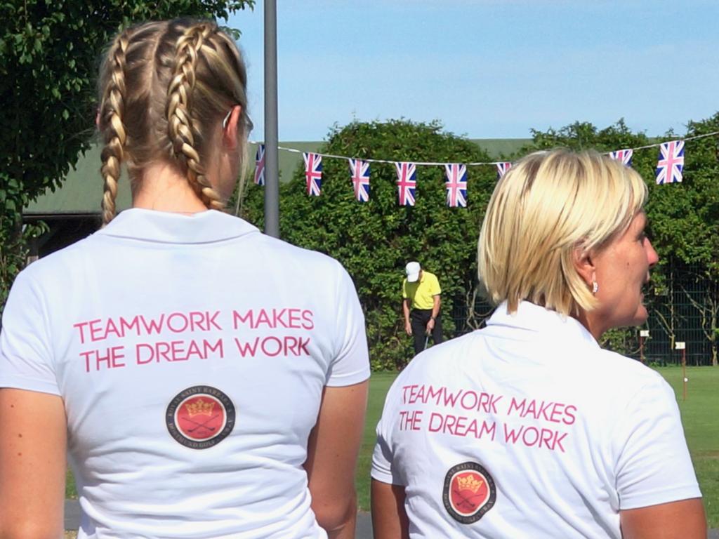 Aufschrift auf Siegertrikot  Teamwork makes Dream work
