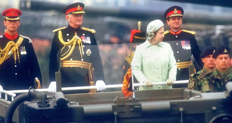 Queen Elisabeth II mit General Sir Tim Morony (mi.) seinem Adujdanten (li.) und Major General Bill Cornock (re.)